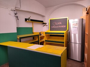 Innenraum des Solidar-Greisslers im Verein M.U.T. - leere Regale, die von Ouvertura befüllt werden, wenn dort Freie Entnahme ist.