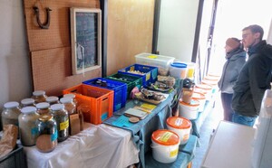 Foto von den aufgereihten Lebensmitteln am Ouvertura Hof