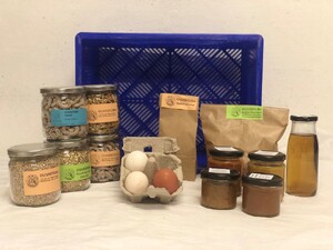 Foto von einer Erntekiste mit Lebensmitteln in Gläsern und Säckchen