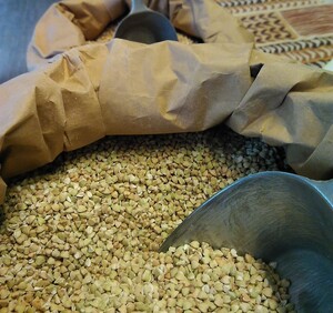 Papiersack mit ganzem Buchweizen